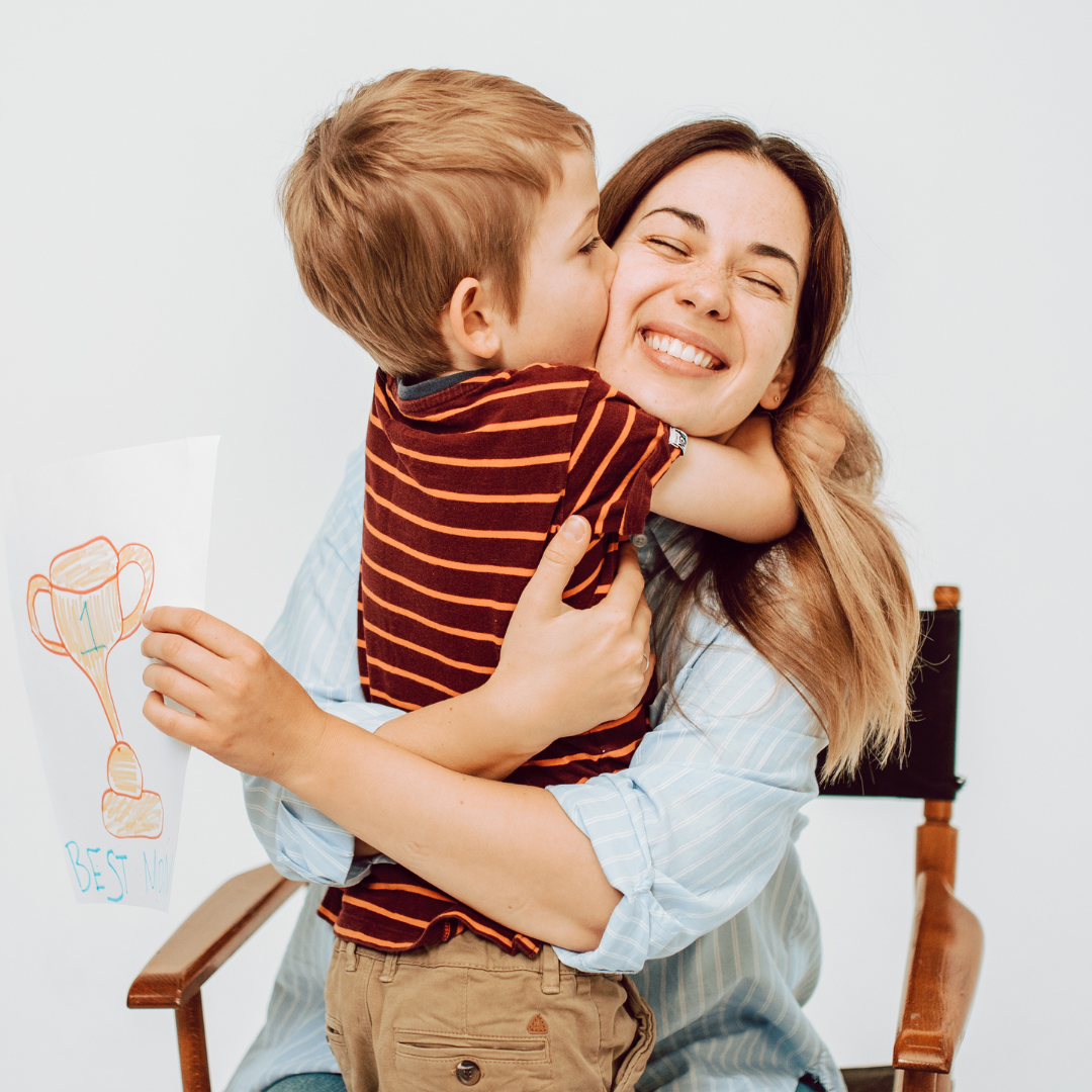 Mama djeteta od 2 god, ,osjetljivog dječaka koji je bio plašljiv i povučen, posebno u novim situacijama i s drugim djecom. Brinulo ju je kako ga podržati da se zauzme za sebe, a istovremeno je bila zabrinuta i zbog utjecaja okoline. Tražila siguran put kako pomoći sinu da izraste u samostalno i sigurno dijete.