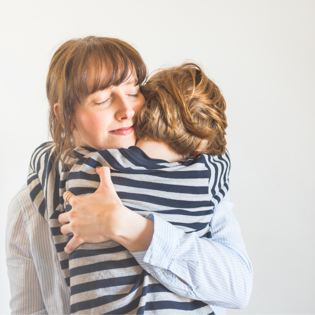 Mama dječaka od 3 god– visokoosjetljivog, temperamentnog i duhovitog mališana koji od rođenja traži njezinu punu prisutnost. U želji da mu bude siguran oslonac u zahtjevnim trenucima – od dojenja i tantruma, do pripreme za vrtić i samopouzdanja – tražila je potvrdu da ide pravim putem.