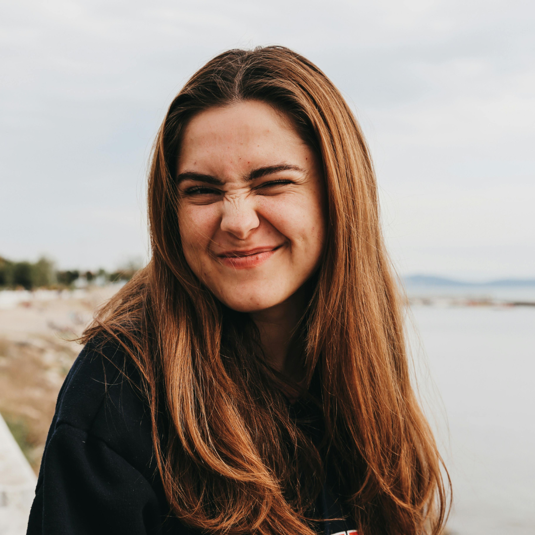 Majka djevojčice (5 god) koja je radi svojih burnih emocionalnih reakcija skoro bila premještena iz vrtića. Mama ju je u početku naše suradnje opisala kao djevojčicu koja je 'emocionalno nezrelija, ima dosta snažne tantrume, baca stvari, udara nogom bilo gdje, reagira na promjenu posteljine, vrlo intenzivno proživljava neki novi događaj.'.